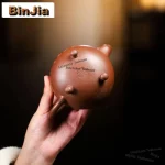 「容天壶 · Rong Tian」 — 240ml Handmade Yixing Purple Clay Teapot (Tripodia Lion Footed Form · Raw Ore Dicaoqing Clay · Gongfu Brewing Pot) - Image 6