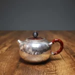「赤柄壶 · Ember Handle」 — 280ml Handmade Hammered Silver Teapot (Lacquered Red Handle · Engraved Stainless Body · Gongfu Brewing Vessel) - Image 3