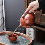 「山水藏壶 · Landscape Vault」 — 440ml Handcrafted Yixing Purple Clay Teapot | Large Capacity with 9-Hole Filter · JINGDE Folk Artisan Edition - Image 5