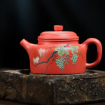 「松藤壶 · Vin de Forêt」 — 260ml Handmade Yixing Purple Clay Teapot | Raw Ore Rose Red Downhill Mud · De Zhong Form · Squirrel & Grape Motif · Zisha Gongfu Tea Set
