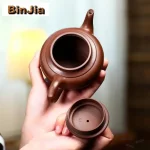 「山居壶 · Montaña Silenciosa」 — 260ml Handmade Yixing Purple Clay Teapot | Raw Ore Landscape Mud · Scenic Engraving · Gongfu Infuser Kettle · Zisha Craft Teaset - Image 5