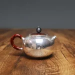 「赤柄壶 · Ember Handle」 — 280ml Handmade Hammered Silver Teapot (Lacquered Red Handle · Engraved Stainless Body · Gongfu Brewing Vessel) - Image 2