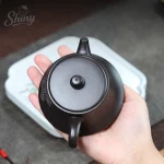 「远柱壶 · Far View Column」 — 230ml Handmade Yixing Purple Clay Teapot (Original Vermilion Clay · Reduction Fired · Engraved Calligraphy · Column Base Form) - Image 6