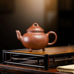 「容天壶 · Rong Tian」 — 240ml Handmade Yixing Purple Clay Teapot (Tripodia Lion Footed Form · Raw Ore Dicaoqing Clay · Gongfu Brewing Pot)
