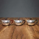 「赤柄壶 · Ember Handle」 — 280ml Handmade Hammered Silver Teapot (Lacquered Red Handle · Engraved Stainless Body · Gongfu Brewing Vessel) - Image 4