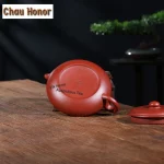 「广腹壶 · Broad Belly」 — 260ml Handmade Yixing Purple Clay Teapot (Large Diameter Flat Belly Form · Raw Ore Da Hong Pao Clay · Gongfu Brewing Pot) - Image 4