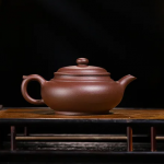 「平灯壶 · Lanterne Silencieuse」 — 170ml Full Handmade Yixing Purple Clay Teapot | Artist-Crafted Flat Lamp Form · Raw Ore Zisha Mud · Gongfu Kettle with Filter · Gift-Ready Tea Set