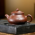 「盘壶 · Panpot」 — 250ml Handmade Yixing Purple Clay Teapot (Raw Ore Purple Mud · Traditional Form · Engraved Motif)