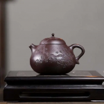 「香茄壶 · Fragrant Eggplant」 — 250ml Handmade Yixing Purple Clay Teapot (Raw Ore Zi Ni · Inner Ball Filter · Floral Landscape Engraving)