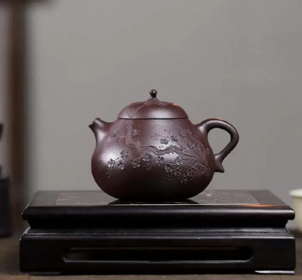 「香茄壶 · Fragrant Eggplant」 — 250ml Handmade Yixing Purple Clay Teapot (Raw Ore Zi Ni · Inner Ball Filter · Floral Landscape Engraving)