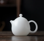 「冰瓷玉壶 · Glacier Bloom」 — 1.0L Ice Jade Porcelain Teapot (High-End Handmade Ceramic · Ball Hole Filter · Luxury Gongfu Brewing Vessel for Household or Gift Use)