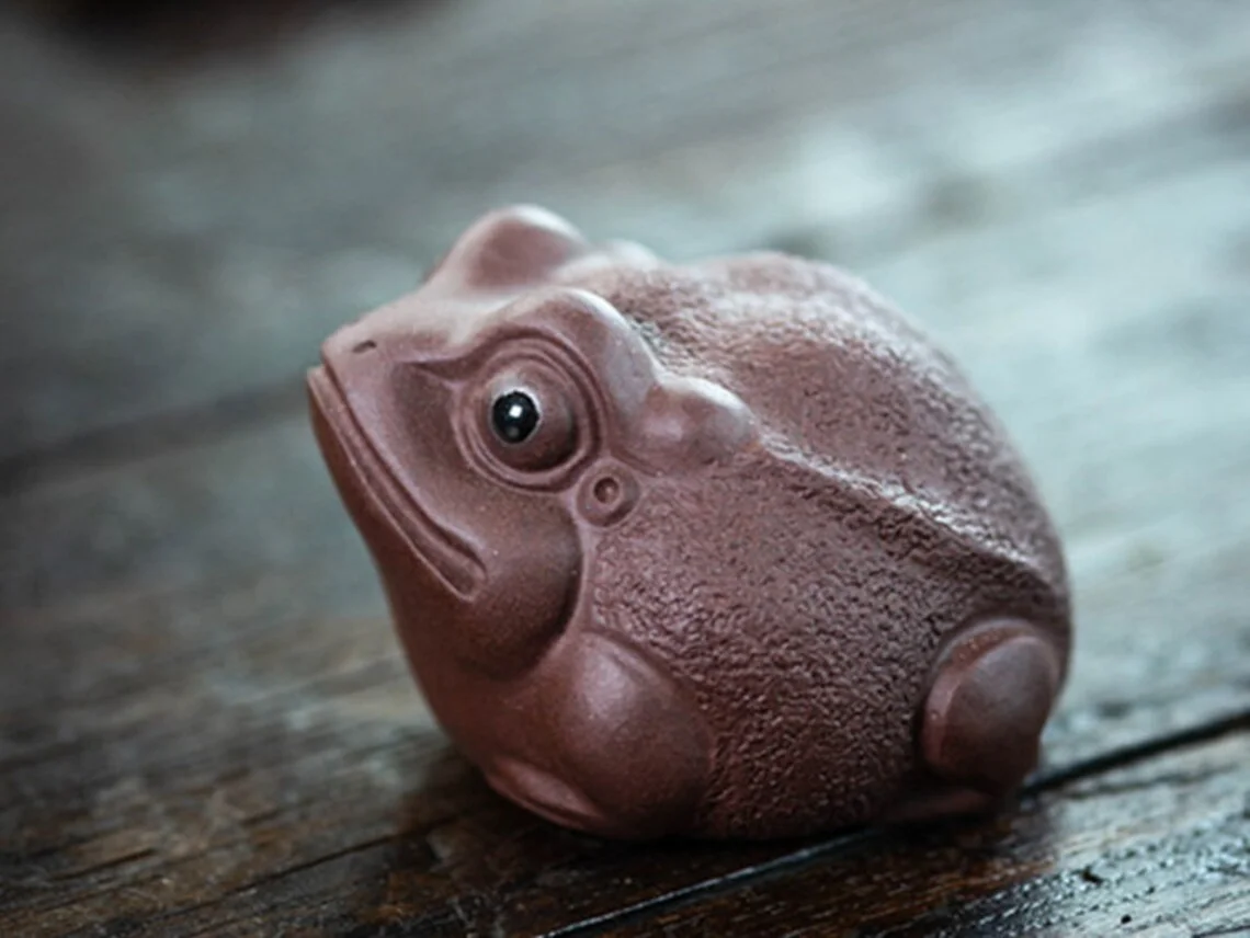 kf-Sabfa603fd0344675947dadf3cc971c52G Boutique Purple Clay Tea Pet Lucky Fortune Toad Animal Statue Ornaments Tea Figurine Crafts Handmade Zisha Tea Table Decoration - Image 1