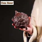 「藏龙供春壶 · Hidden Dragon Gong Chun」 — 340ml Handmade Yixing Teapot (Creative Gong Chun Form · Raw Ore Purple Clay · Sculptural Zisha Teaware) - Image 3