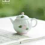 「花蕊玉瓷壶 · Blossom Core」 — 1.0L White Porcelain Pumpkin Teapot (Dehua Jade Clay · Hand-Painted Pink Stamen Motif · High-End Ceramic Brewing Vessel with Filter)