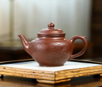 「山居壶 · Montaña Silenciosa」 — 260ml Handmade Yixing Purple Clay Teapot | Raw Ore Landscape Mud · Scenic Engraving · Gongfu Infuser Kettle · Zisha Craft Teaset
