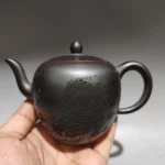 「龙纹美人肩壶 · Prosperity Flame」 — 200ml Handmade Yixing Purple Clay Teapot (Old Zisha Clay · Beauty Shoulder Form · Dragon Engraving · Auspicious Ornament)