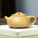 「金段素韵 · Golden Still」 — 260ml Master Handmade Yixing Purple Clay Teapot | Simple Classic Form with Raw Mineral Gold Section Mud · Zisha Gongfu Tea Set