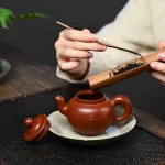 「疾风壶 · Gale」 — 240ml Master Handmade Yixing Purple Clay Teapot (Raw Ore Zhu Ni · Beauty Form · Calligraphy Engraving) - Image 2