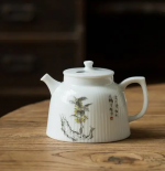 「绽影侧执壶 · Bloomfold」 — 200ml White Porcelain Teapot (Sheep-Fat Glaze · Side Handle · Wrinkled Texture with Floral Motif)