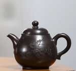 「高盘壶 · Ashwing」 — 200ml Handmade Yixing Purple Clay Teapot (Raw Ore Dahongpao Covered with Ash · High Pan Form · Bird & Branch Engraving)