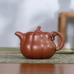 「秋藏壶 · Autumn Reserve」 — 400ml Handmade Yixing Purple Clay Teapot (Raw Ore Purple-Red Mud · Pumpkin Form · Carved Detail · Zisha Gongfu Kettle)