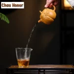 「节脉壶 · Autumn Pulse」 — 220ml Handmade Yixing Purple Clay Teapot (Raw Ore Section Mud · Pumpkin-Inspired Form · Carved Vine Motif) - Image 6